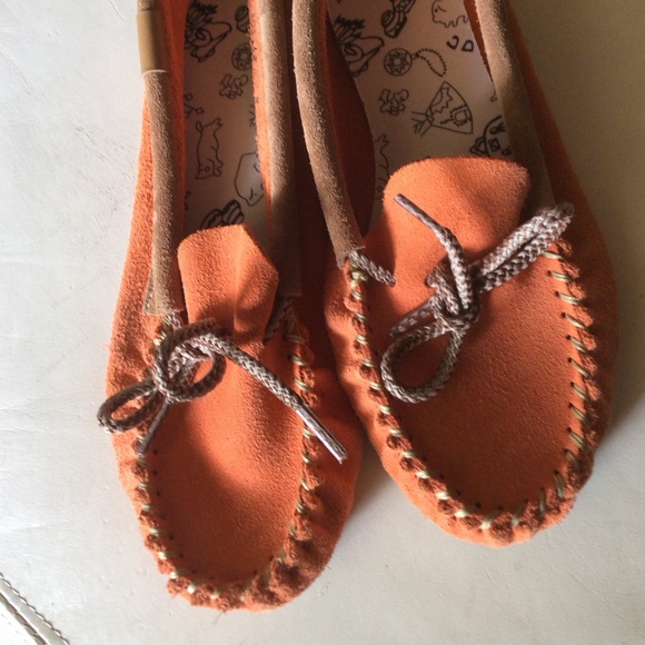 Amimoc Indian Moccasins - Picture 1 of 5